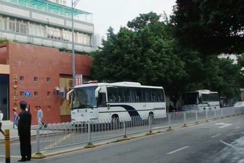 11月29日早上，深圳北斗小学门口，两辆警务大巴车接送学生上学。 （视频截图）_深圳警用车当校车接送单位子女