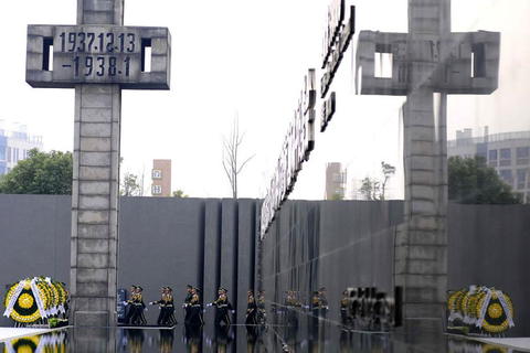 12月13日，南京，武警国旗护卫队战士向南京大屠杀遇难同胞敬献花圈。  东方IC