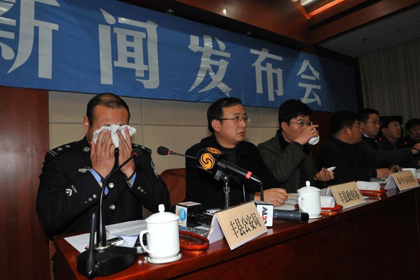12月14日，发布会上，公安局领导动情落泪。 晓东/东方IC_丰县更正校车事故车载人数 领导会场掉泪