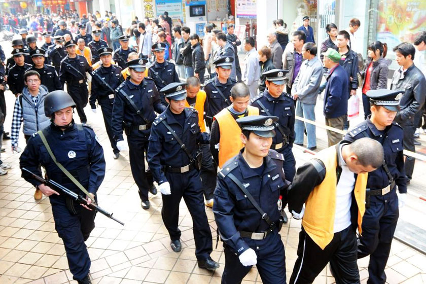 12月15日,警方押解涉案人员到现场指认.