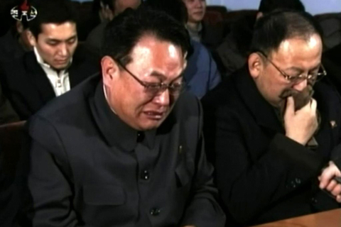 （截屏图）12月19日，朝鲜中央电视台播出民众听到金正日去世后泣不成声的画面。 东方IC
