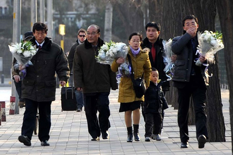 12月19日，北京，手捧鲜花的人来到朝鲜大使馆进行哀悼。  王苡萱/CFP