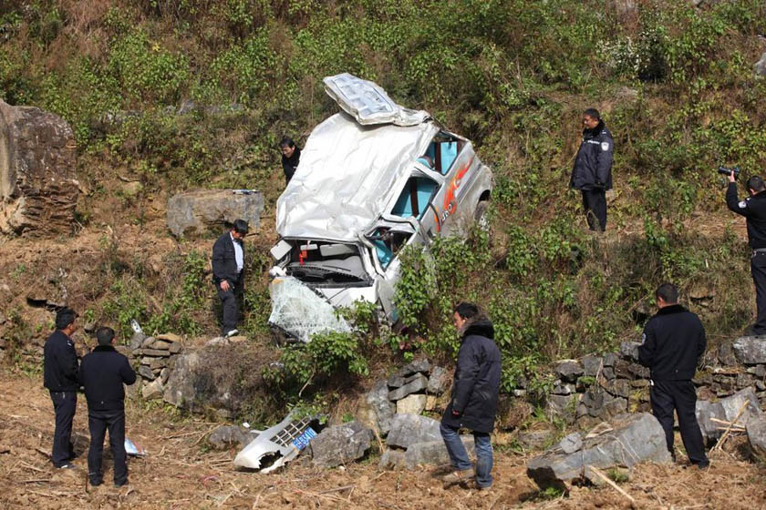 12月24日，广南县交警在事故现场勘察。 东方IC_云南一超载面包车坠谷 致7死7伤