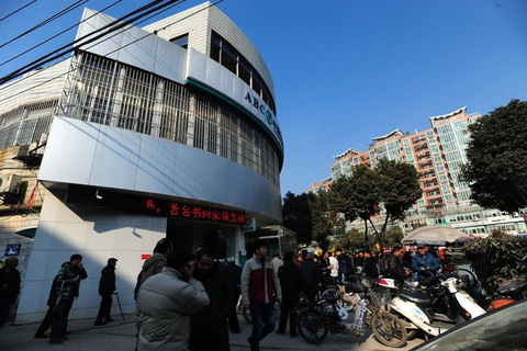 1月6日上午10点左右，南京市和燕路安怀村附近一家农业银行门口发生持枪抢劫事件。一名储户被劫匪开枪当场打死，所取30万左右的现金被抢走。据了解，歹徒为2人，已坐上开往南京长江二桥方向的大巴逃走。被打死的储户为一30多岁的男子。目前银行已暂时停业，警方正在取证。