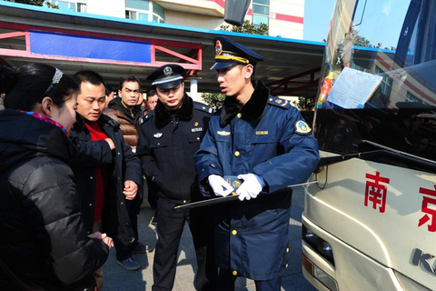 1月6日上午10点左右，南京市和燕路安怀村附近一家农业银行门口发生持枪抢劫事件。一名储户被劫匪开枪当场打死，所取30万左右的现金被抢走。据了解，歹徒为2人，已坐上开往南京长江二桥方向的大巴逃走。被打死的储户为一30多岁的男子。目前银行已暂时停业，警方正在取证。