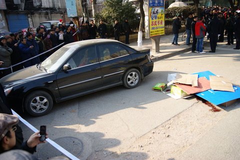 1月6日上午10点左右，南京市和燕路安怀村附近一家农业银行门口发生持枪抢劫事件。一名储户被劫匪开枪当场打死，所取30万左右的现金被抢走。据了解，歹徒为2人，已坐上开往南京长江二桥方向的大巴逃走。被打死的储户为一30多岁的男子。目前银行已暂时停业，警方正在取证。