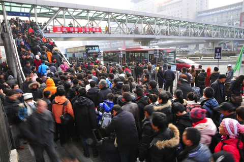 1月8日，北京西客站，密集的乘车旅客通过过街天桥。 樊甲山/东方IC