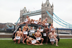伦敦出租司机拍摄新年“裸体”慈善日历