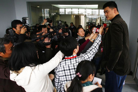 1月9日，上海，姚明被众多媒体包围。 东方IC