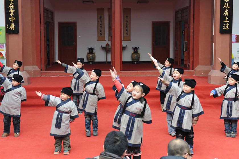 1月8日，陕西汉中市，蒙正学堂内身着汉服的孩子们。 华商报何杰/CFP_陕西汉中7名家长集资百万办国学私塾