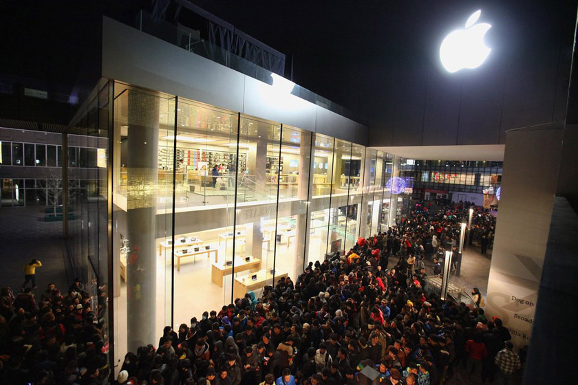 1月13日凌晨，北京，苹果三里屯店外排队购买iPhone 4S的人群。 Feng Li/Getty Images/CFP_iPhone4S内地发售 黄牛党猖獗