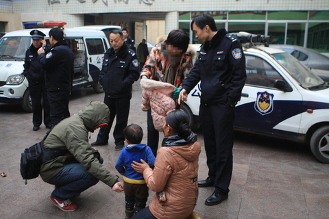 1月12日，西安铁路公安处西安车站派出所，民警正在对嫌疑人的小孩进行搜查，以防嫌疑人将毒品藏匿孩子身上。 华商报王乐/CFP