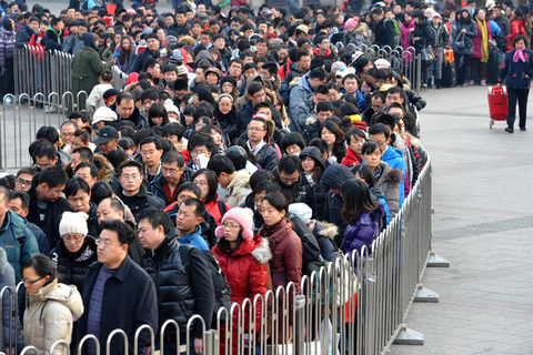 1月28日，北京，在地铁北京站入口处，返京旅客有秩序的排队，等待安检。  李文明/CFP