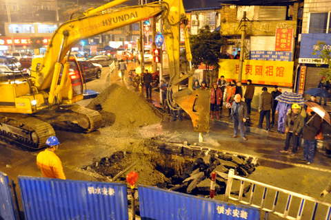 广西河池市境内龙江日前发生镉污染事件，1月26日污染团已经进入下游的柳江系统，造成柳江上游非饮用水保护河段轻微污染。1月28日，广西柳州市为应对龙江河镉污染事件，启动了日供3.5万吨的地下水源潜能。同时，广西壮族自治区27日已启动突发环境事件Ⅱ级应急响应。