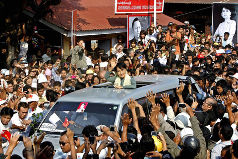 1月29日，缅甸土瓦，昂山素季来到当地参加议会补选竞选活动时向支持者致意。 CFP