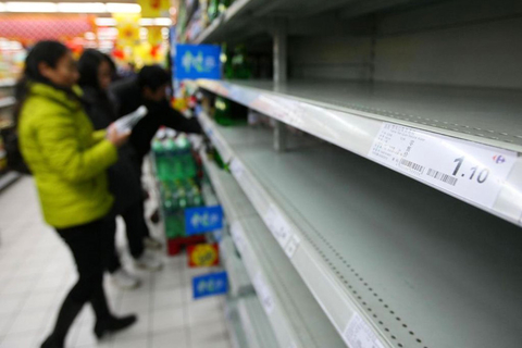 2月7日，江苏南通，市民正在抢购矿泉水。 徐培钦/东方IC
