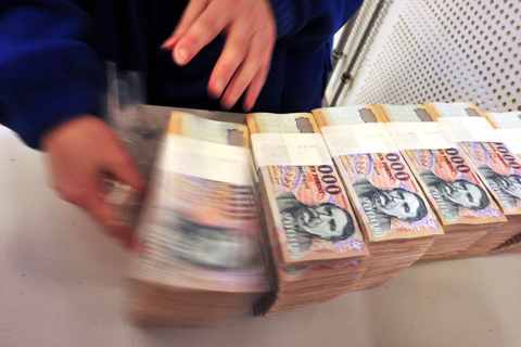 2月9日，布达佩斯，匈牙利中央银行的工作人员正在后勤部门进行纸币处理。 ATTILA KISBENEDEK/东方IC