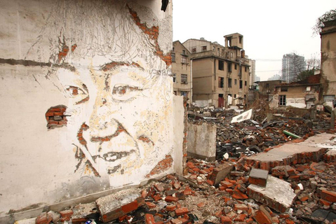 外国艺术家在上海拆迁房雕绘户主肖像