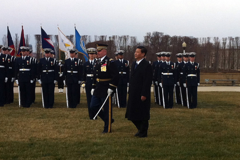 当地时间2月14日下午，美国国防部长帕内塔在华盛顿五角大楼前举行仪式，欢迎中国国家副主席习近平来访。