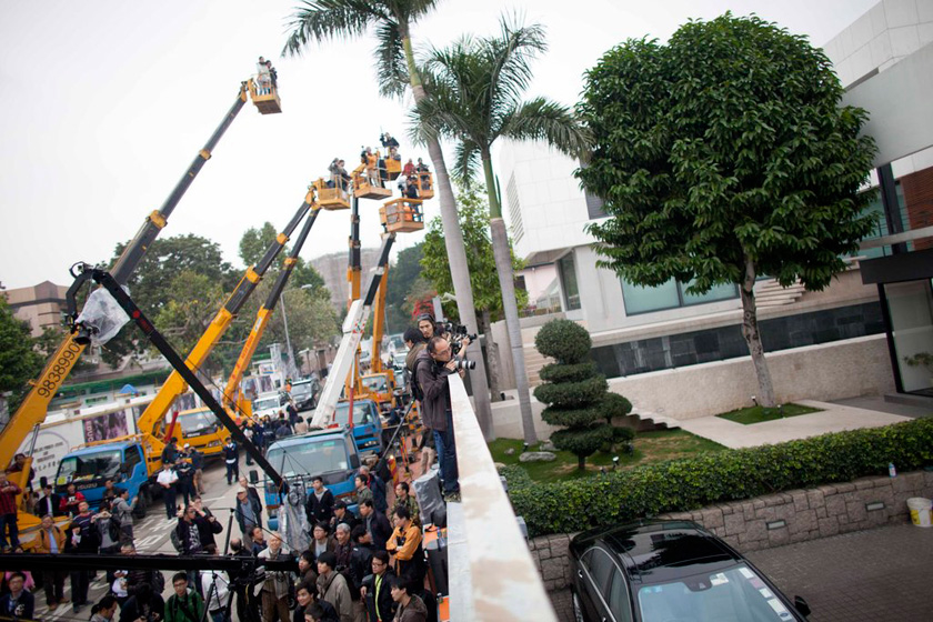 2月16日，香港，大批媒体到达唐英年住宅门外守候。 CFP_港媒守候特首候选人大宅  出动吊臂车拍摄
