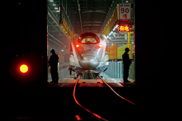 2012年1月10日夜，一列CRH380A型动车（或称CRH2-380型）缓缓驶入检修车间。