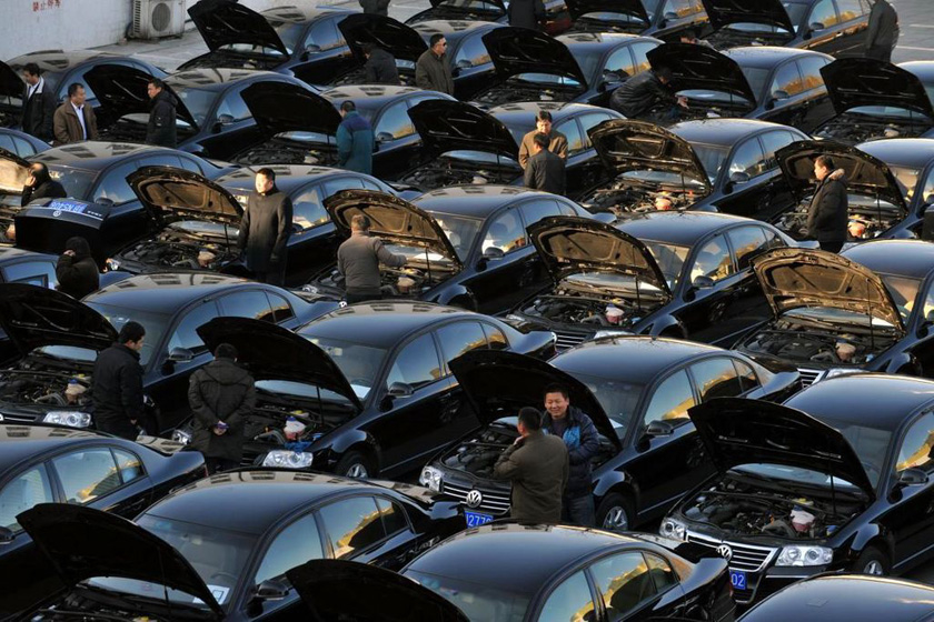 2月18日，北京，北汽集团为全国两会用车服务的首批69部帕萨特在亚运村机动车检测场开始“体检”。  东方IC_2012年全国“两会”用车开始“体检”