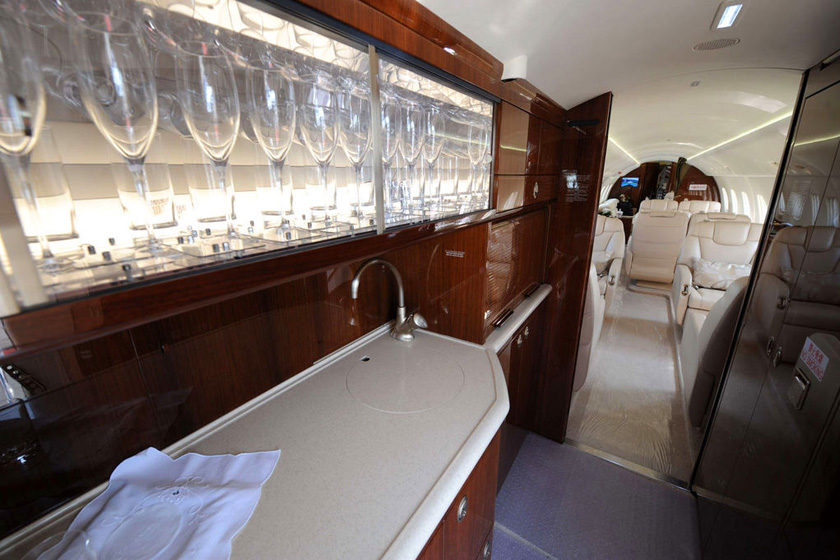 资料图：成龙私人飞机机内空间。 ROSLAN RAHMAN/东方IC _2012亚洲公务航空展开幕 成龙私人飞机亮相