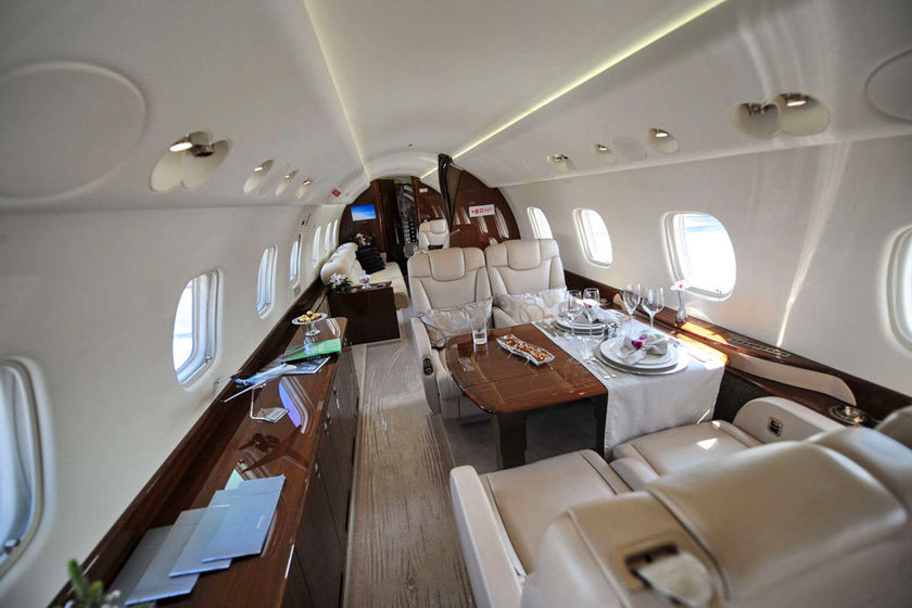 资料图：成龙私人飞机机内空间。 ROSLAN RAHMAN/东方IC _2012亚洲公务航空展开幕 成龙私人飞机亮相
