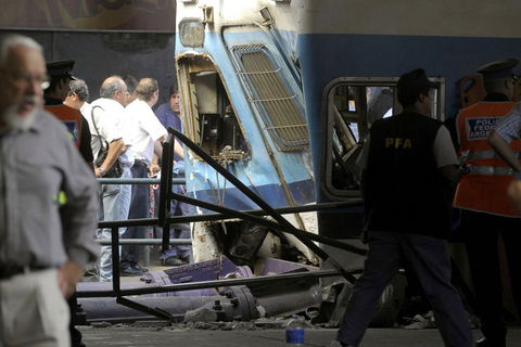 阿根廷城铁脱轨撞上站台 600余人死伤