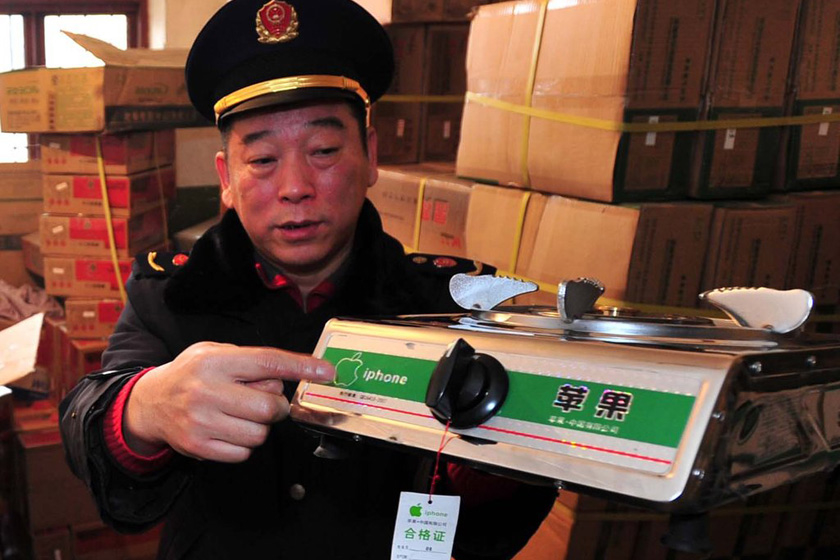 2月23日，武汉硚口区工商执法人员展示贴着“iphone苹果”标签的煤气灶。 CFP_武汉工商执法查获大量iPhone牌煤气灶