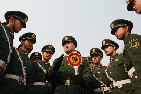 2月21日，北京，官兵讲解执勤器材使用要领。 李光/CFP