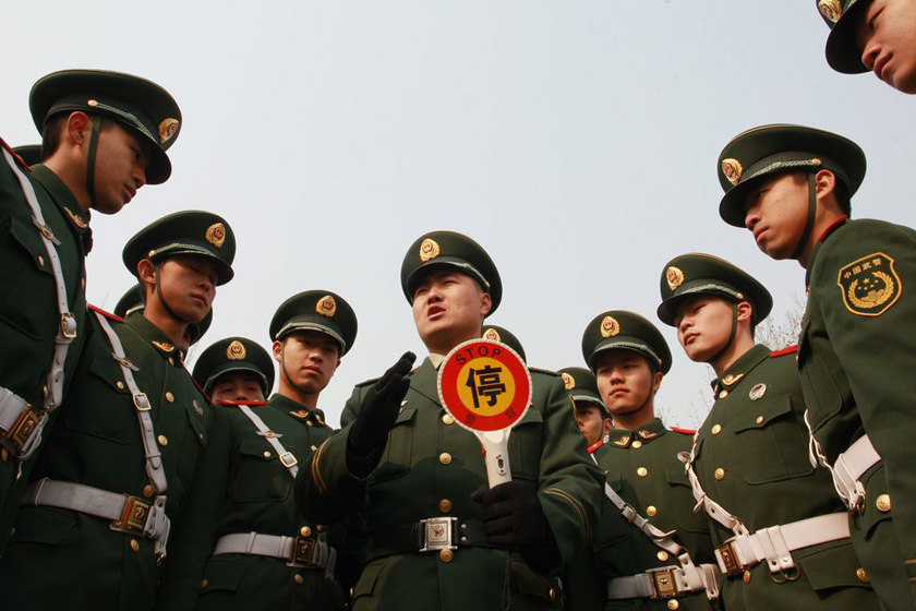 2月21日，北京，官兵讲解执勤器材使用要领。 李光/CFP_武警北京总队演练两会安保