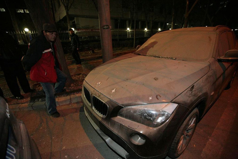 宝马“遗弃”央视门外近1年 举报后被交警拖走