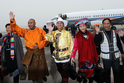 3月1日，北京西郊机场，来自云南的全国政协委员向前来迎接的人们招手。 守义人/CFP