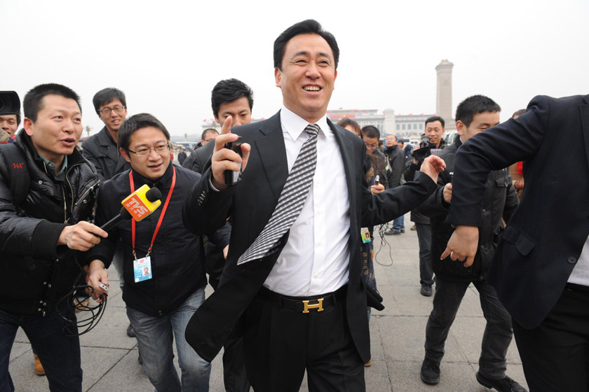 3月3日，北京，全国政协十一届五次会议开幕。政协委员、恒大董事局主席许家印迟到被记者堵截。 江心/CFP _两会：表情