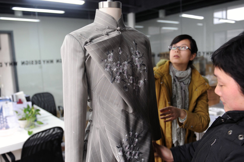 3月2日,服装设计师吴海燕为浙江女代表,委员设计的旗袍.