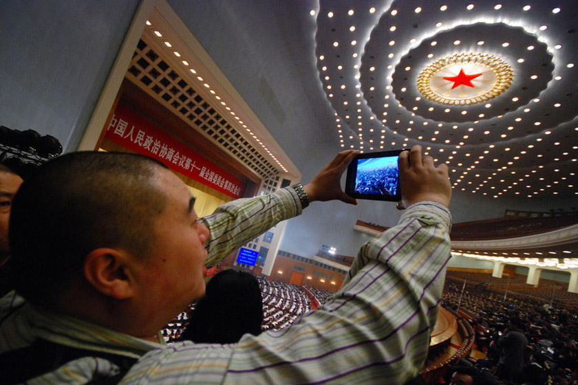 2011年3月13日，北京，一名记者用三星平板电脑拍摄全国政协十一届四次会议闭幕会会场。 麦田/东方IC_特辑：两会上的科技产品