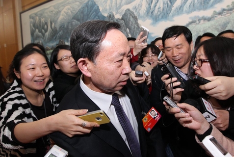 3月7日，北京，记者“围堵”教育部长袁贵仁，追问考研泄题事件结果。  Zhou Wong/CFP