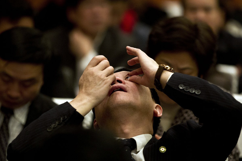 3月7日，北京，四川代表团会议间隙，一名人大代表滴眼药水。_两会：表情