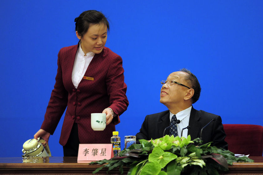 3月4日，十一届全国人大五次会议在北京人民大会堂举行新闻发布会，服务员为李肇星添水。 Shepherd C.Zhou/CFP_两会：表情