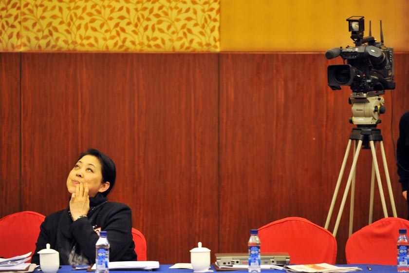 3月4日，北京，政协文艺界小组讨论会会场，倪萍若有所思。 鹏眼/CFP_两会：表情