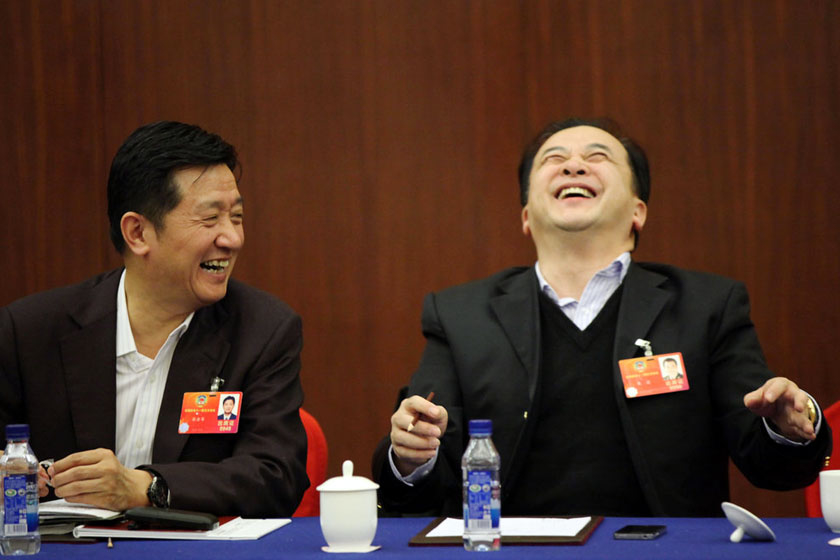 3月5日，北京，政协文艺界小组讨论会上，黄宏和委员交流禁不住大笑。 Zhou Wong/CFP_两会：表情