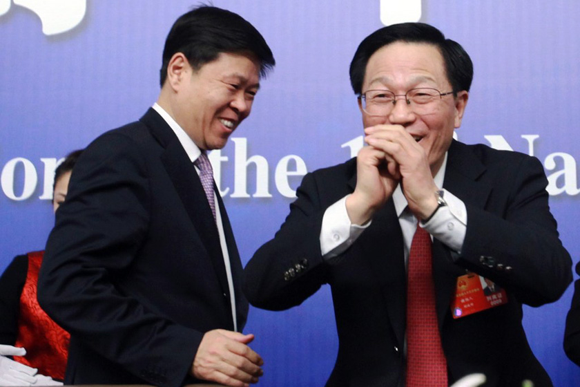 3月6日，北京，财政部部长谢旭人在记者会上拱手。 东方IC _两会：表情