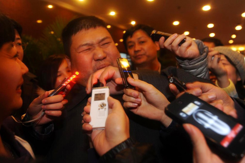3月2日，北京，政协委员毛新宇报到时被记者围住采访。 果果/东方IC _两会：表情