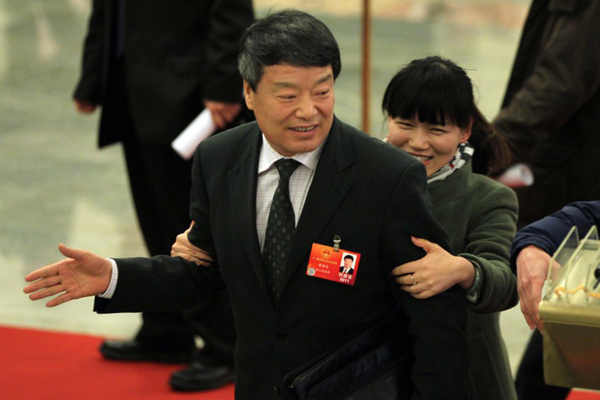 3月11日，北京，国土资源部部长徐绍史被拉倒发言席。 CFP_女记者拦截数位部长 要求接受采访