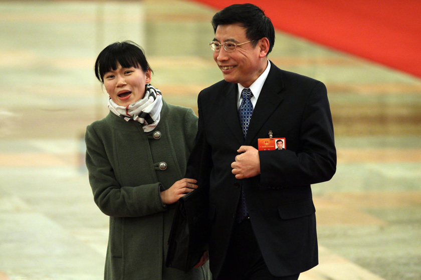 3月11日，北京，工信部部长苗圩被拉住后站到了发言席前。 CFP_女记者拦截数位部长 要求接受采访