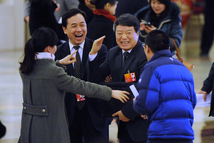 3月11日，北京，国土资源部部长徐绍史被拉倒发言席。 CFP_女记者拦截数位部长 要求接受采访