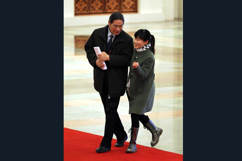 3月11日，北京，外交部副部长张志军被拉住后，欣然接受采访。 东方IC_女记者拦截数位部长 要求接受采访