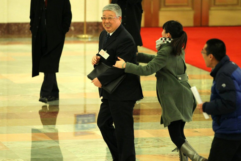 3月11日，北京，民政部长李立国婉拒记者采访。 东方IC_女记者拦截数位部长 要求接受采访