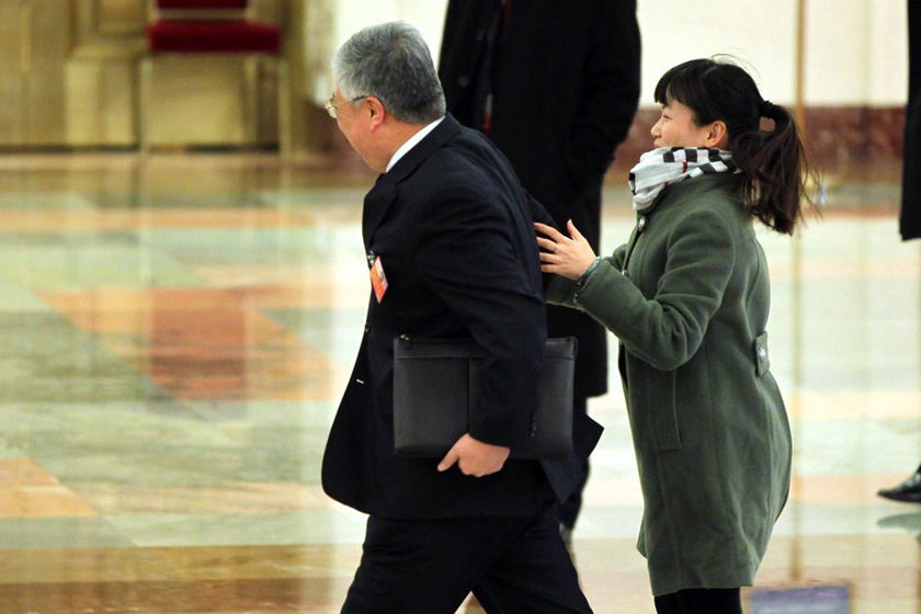 3月11日，北京，民政部长李立国婉拒记者采访。 东方IC_女记者拦截数位部长 要求接受采访